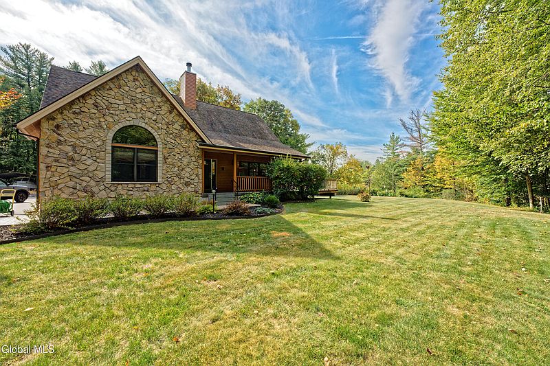 5th image of 903 Charlton Road