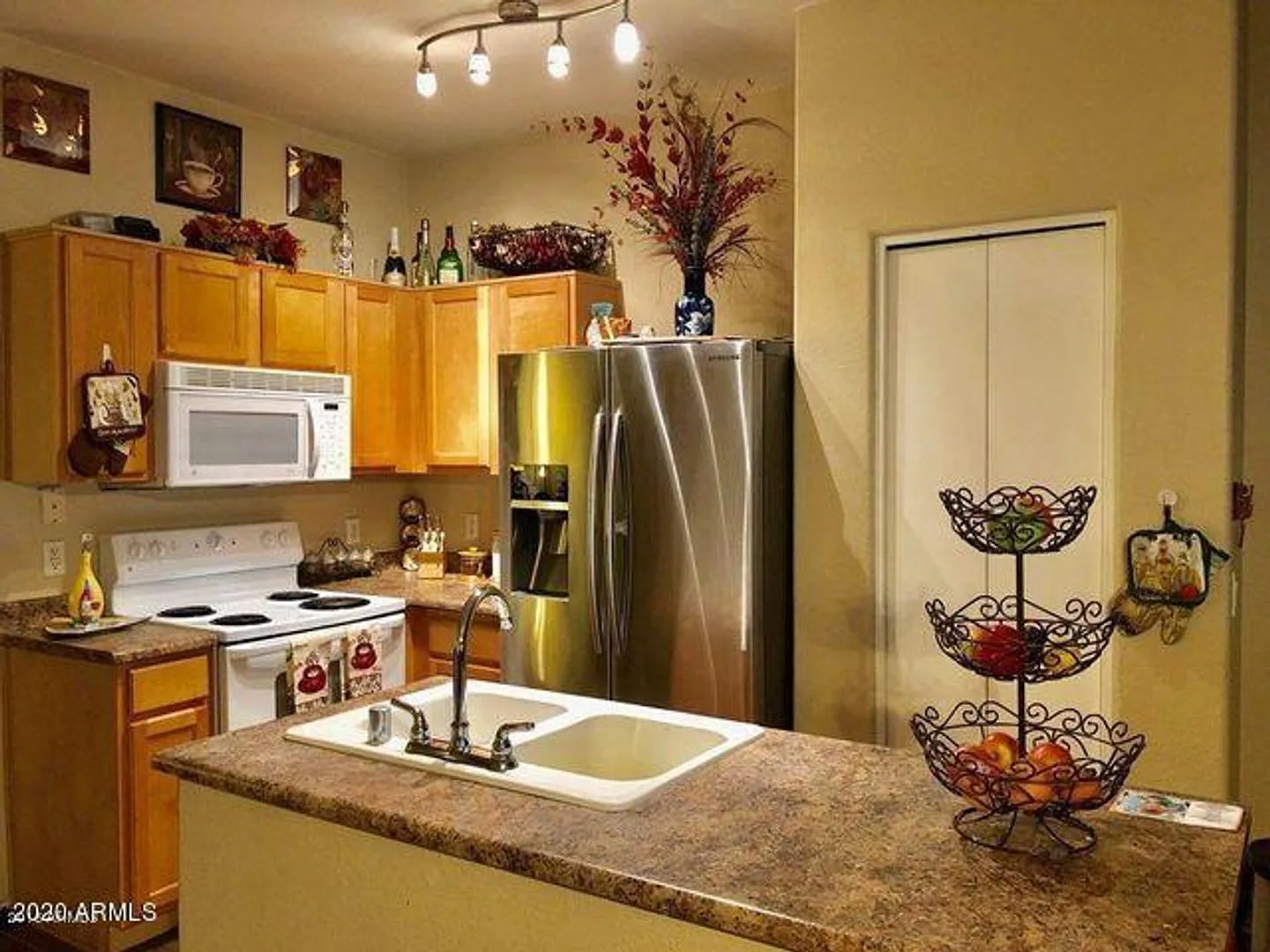 Clean**Modern**Perfect Location — Photo 3