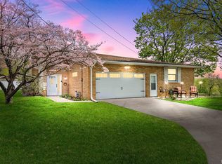 200 Swiss Ln, East Peoria, IL 61611