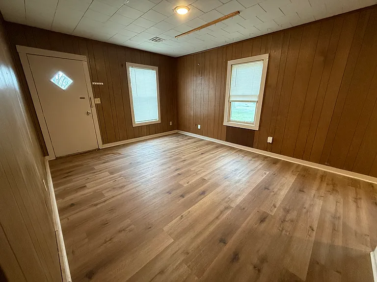 213 E Velma Ave — Photo 6