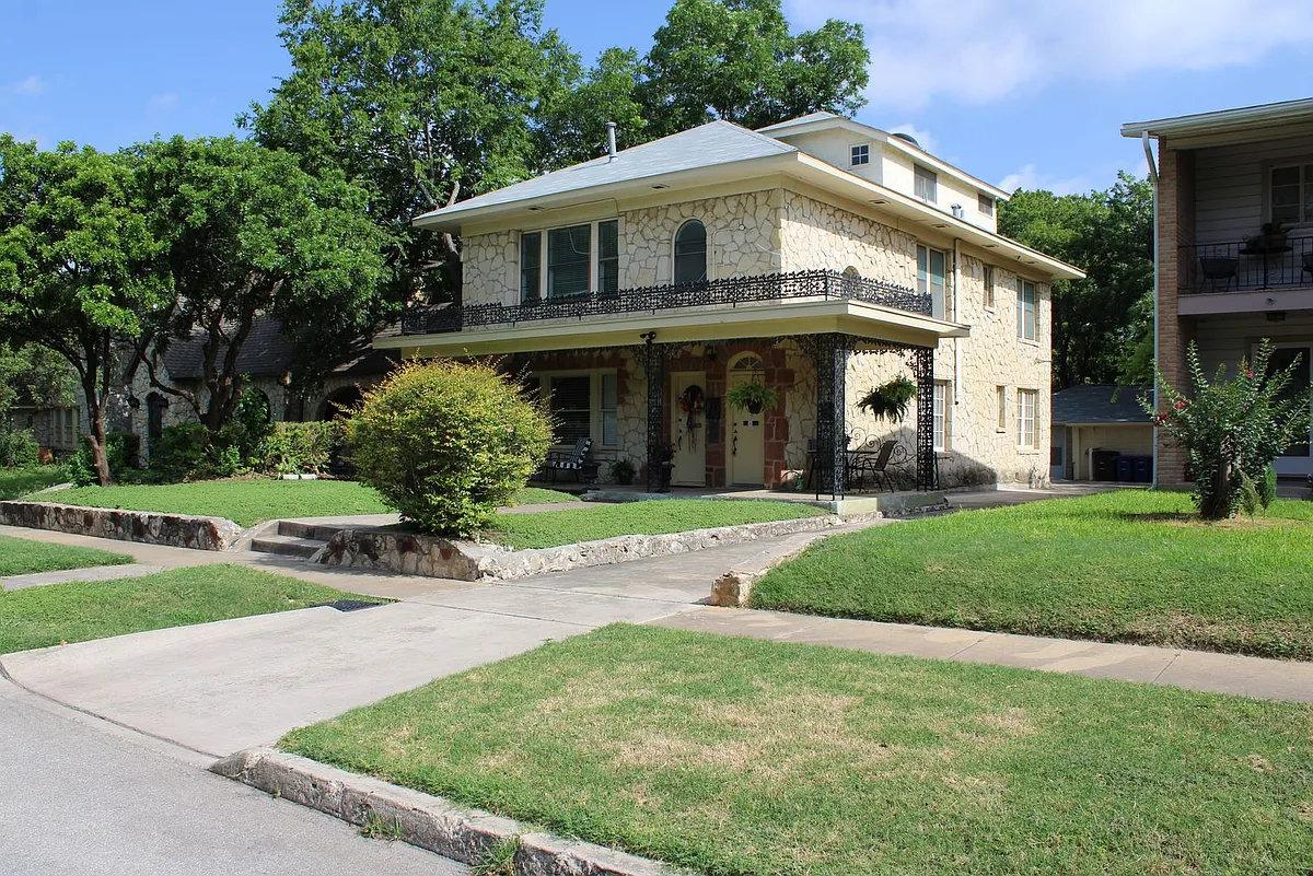 Building Photo - 311 E Rosewood Ave #102
