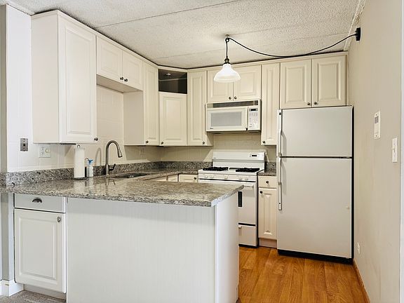 4th image of 5S070 Pebblewood Ln APT F11