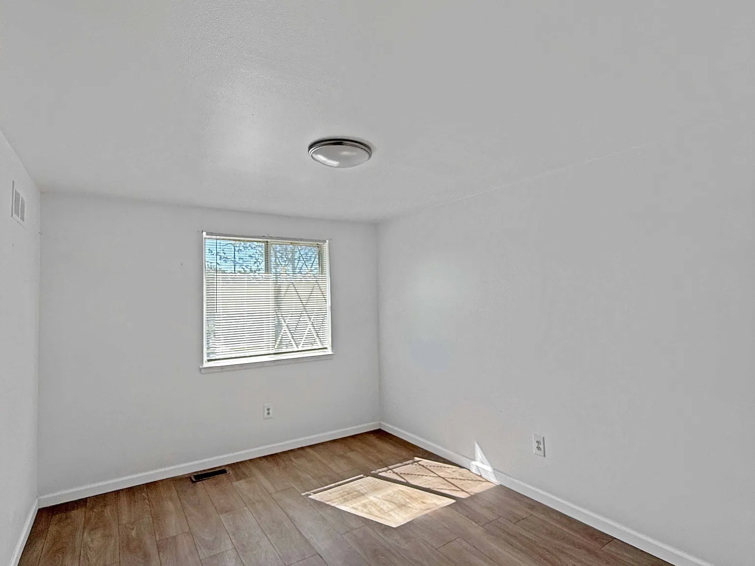 2 bed, 1.5 bath, 908 sqft, $1,350 — Photo 1