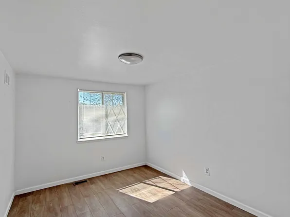 24911 Mayfair St, Flat Rock, MI 48134