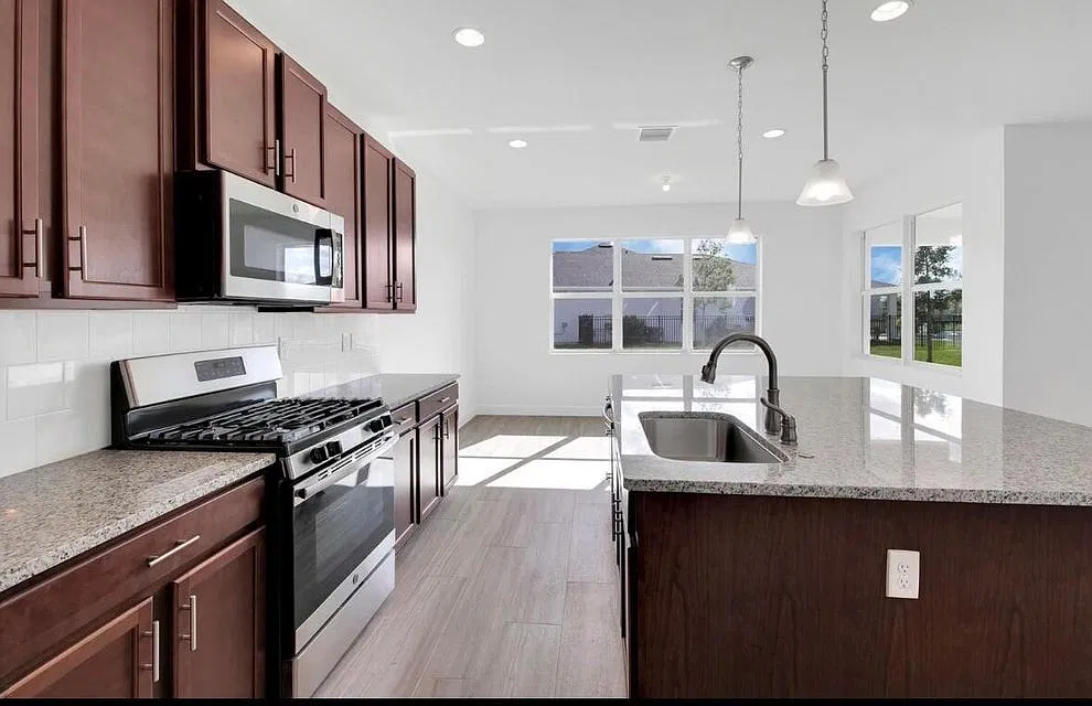 3 bed, 2384 sqft, $3,800 — Photo 4