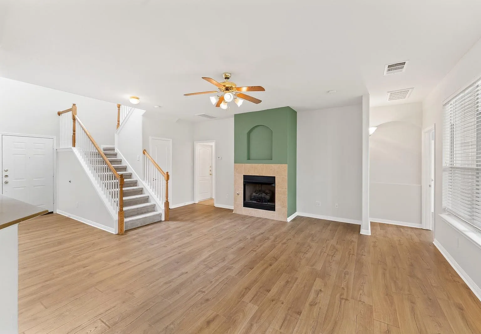3 bed, 2.5 bath, 2592 sqft, $2,495 — Photo 3