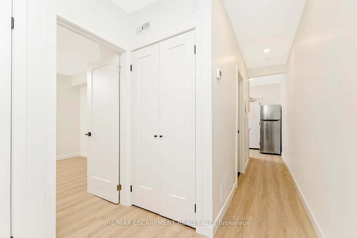 Building Photo - 127 Victoria Ave S #8