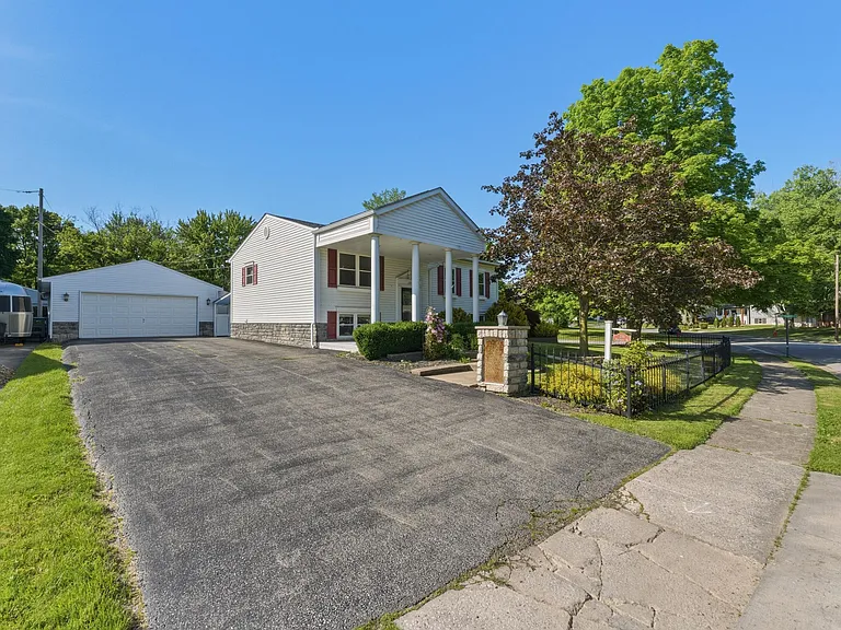 291 Hawthorne Rd — Photo 4
