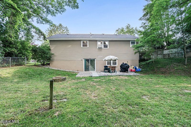 4th image of 2749 Maida Lane