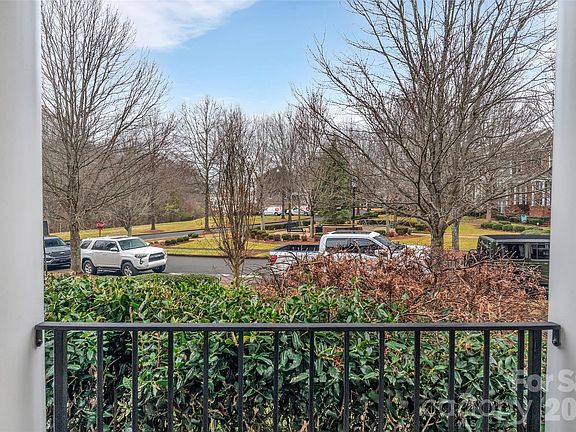 3rd image of 712 Passage Dr