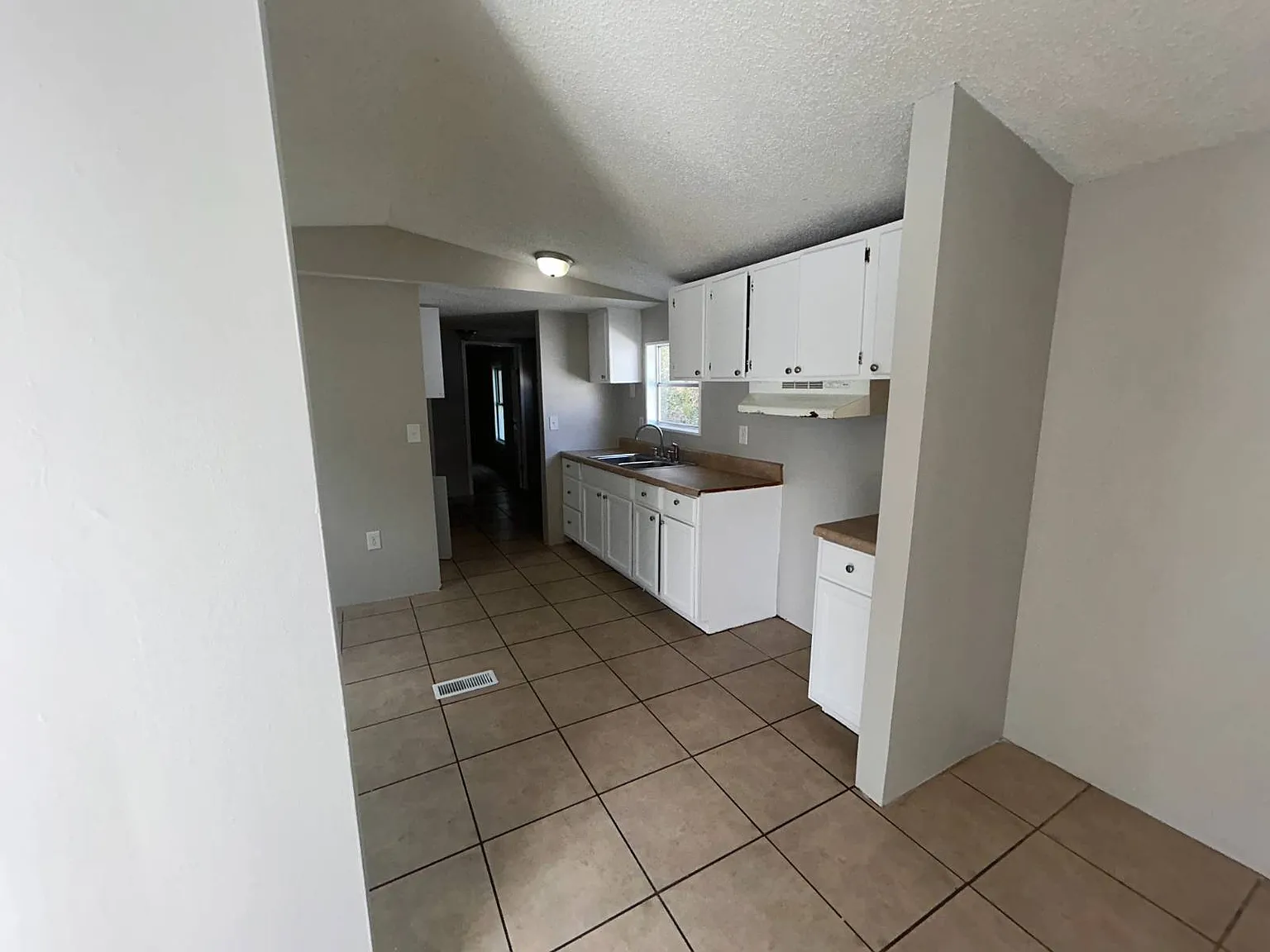 3 bed, 2.0 bath, 980 sqft, $1,325 — Photo 3