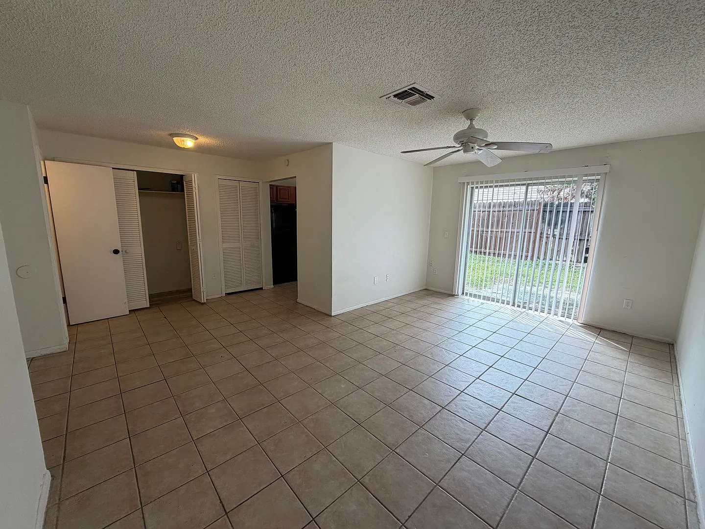 3 Bedroom, 2.5 Bath East Orlando Triplex with Private Backyard Minutes from UCF! — Photo 4