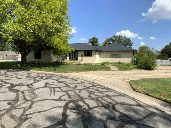 718 Colonial Ct, Salina, KS 67401