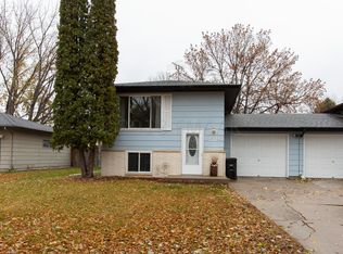 2556 Arrowhead Rd S, Fargo, ND 58103