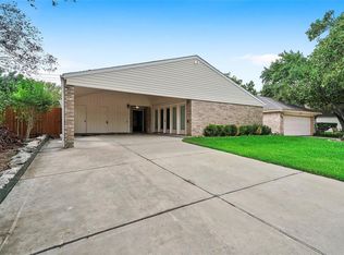 914 Coachlight Dr, Houston, TX 77077