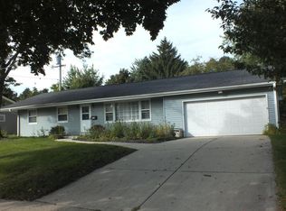 722 Cavalier Dr, Waukesha, WI 53186