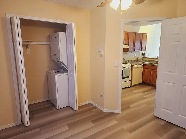 147 Wellington St — Photo 10