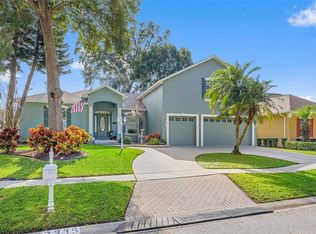 2335 Valrico Forest Dr, Valrico, FL 33594