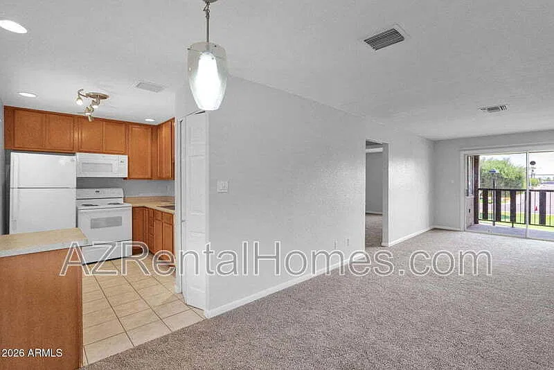 1 bed, 1.0 bath, 942 sqft, $1,199 — Photo 2