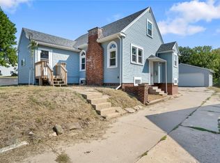 1212 Oakland Rd NE, Cedar Rapids, IA 52402