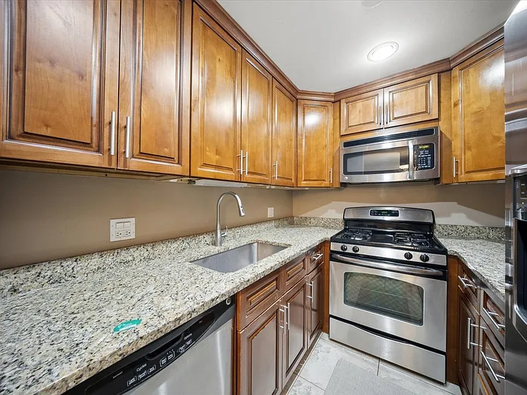 550 Vine Ave #104 — Photo 6
