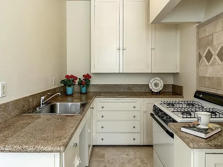 331 Cajon St #I — Photo 12