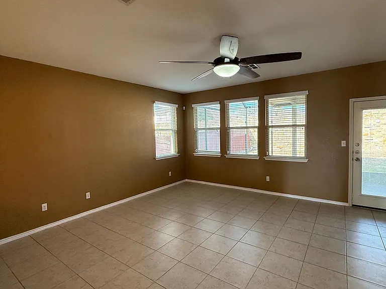 305 Leather Oak Loop — Photo 6