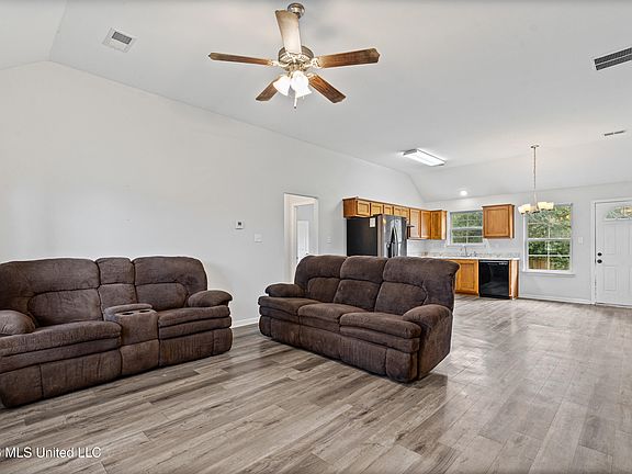 3rd image of 109 Flower Cir
