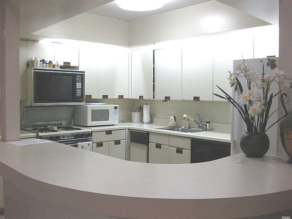 4th image of 206-03 Lori Dr #65L