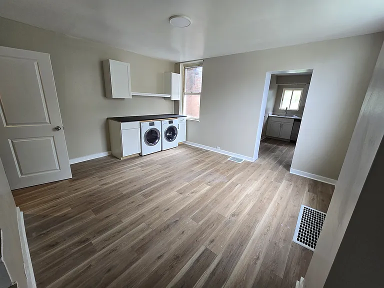 1006 Valonia St — Photo 2