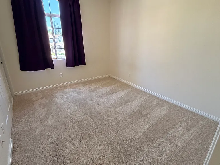 Upstairs guest bedroom 1.