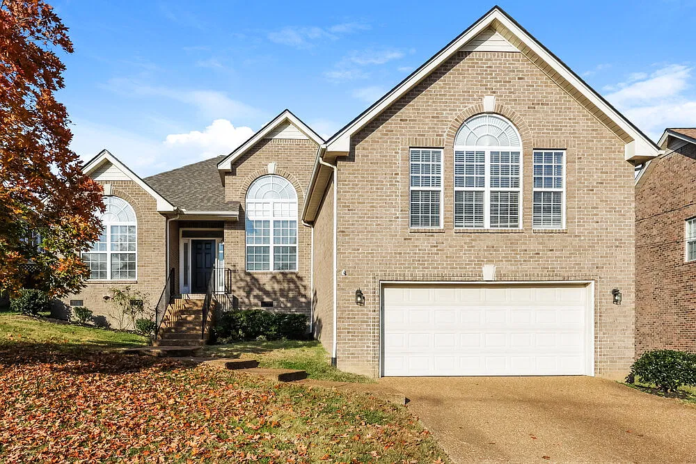 3 bed, 2.0 bath, 2400 sqft, $2,920 — Photo 1
