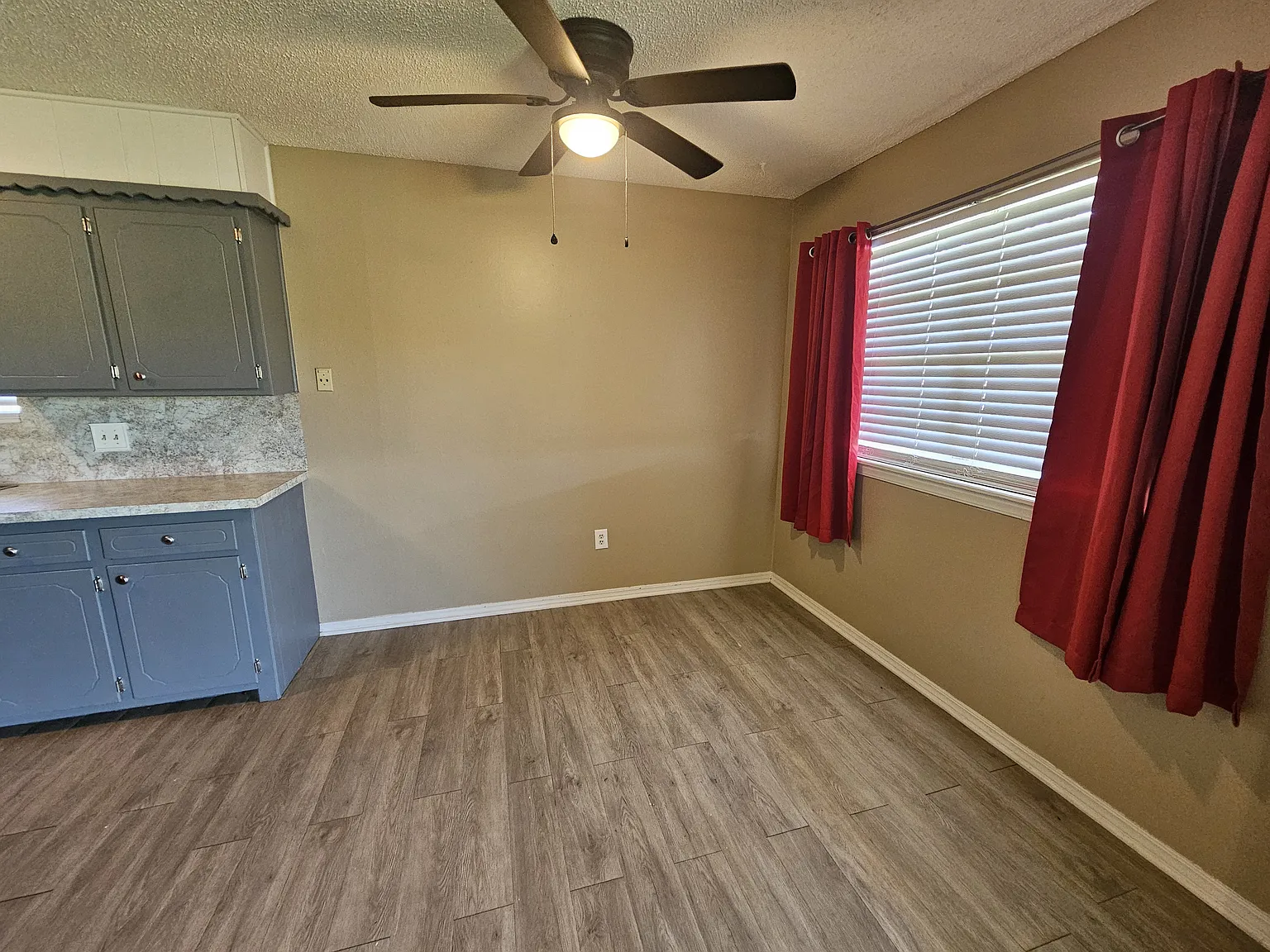 3 bed, 1100 sqft, $1,300 — Photo 3