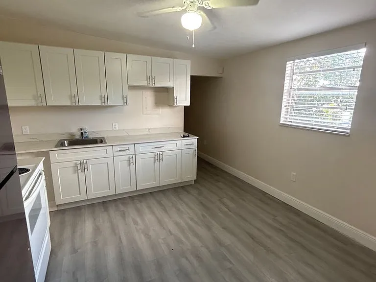 100 SW 18th Ct — Photo 8