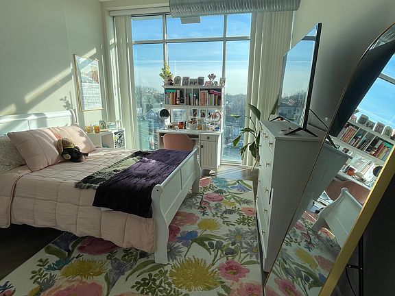 5th image of 2000 N Milwaukee Ave #402
