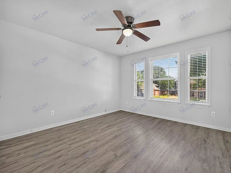 333 Stately Oak Ln — Photo 17