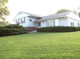 1355 Harrison Dr, Clinton, IA 52732