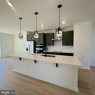 4 bed, 3.5 bath, 2400 sqft, $3,600 — Photo 2