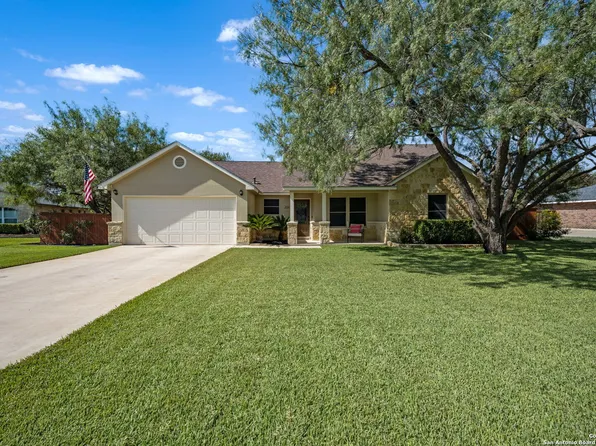 204 La Parita Ct, Jourdanton, TX 78026