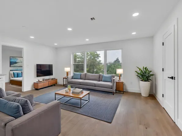 74 Broadway St, Freeport, NY