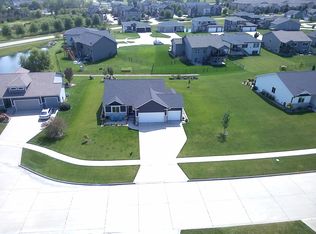 8844 Scarlet Dr, West Des Moines, IA 50266