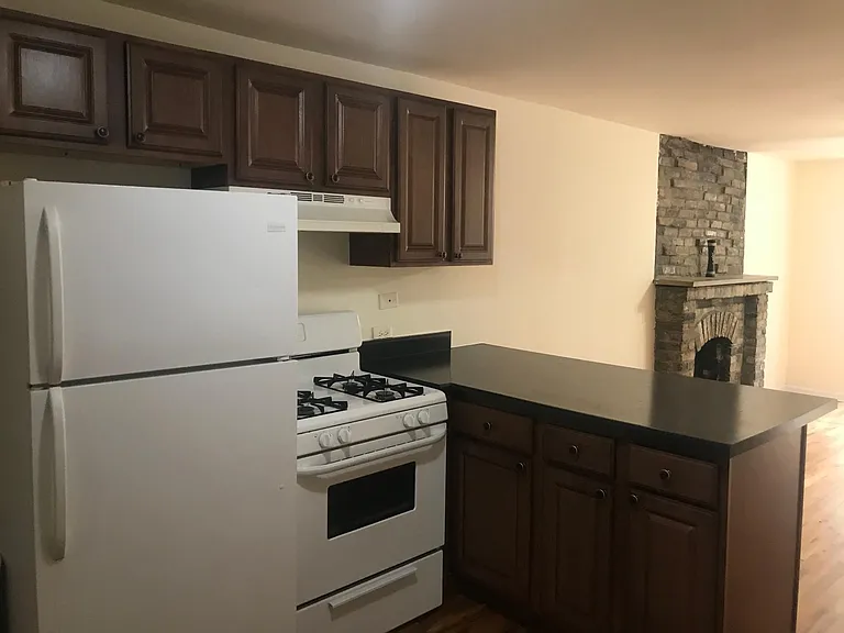 1042 W Webster Ave — Photo 6