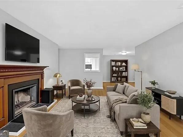1004 Vicksburg Pl, Sandy Springs, GA 30350