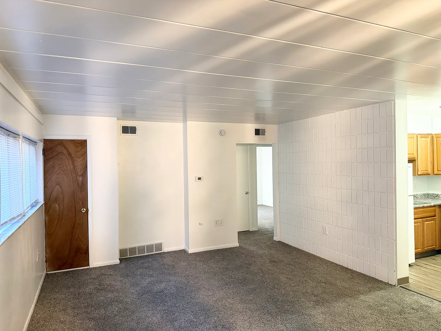 2 bed, 700 sqft, $975 — Photo 2
