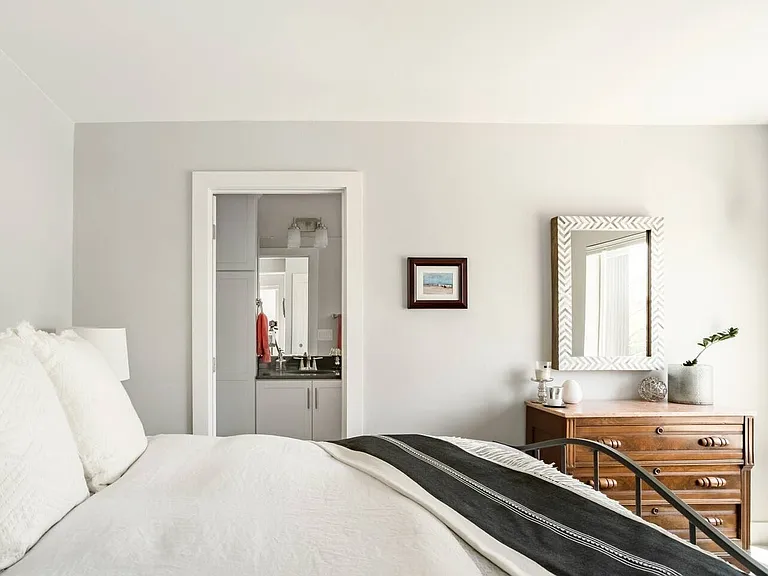 2nd Upstairs Bedroom Queen Bed Option