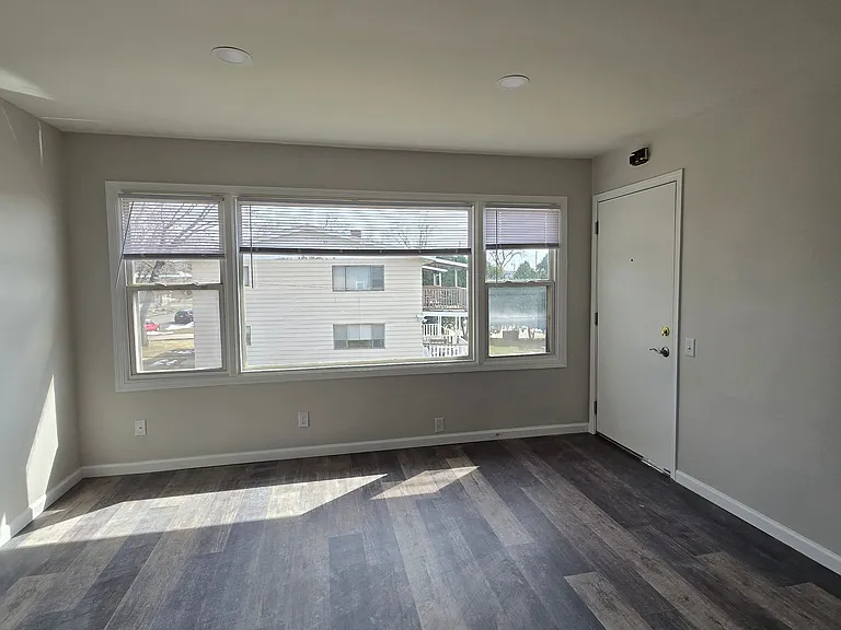 Lake Point Apartments — Photo 8