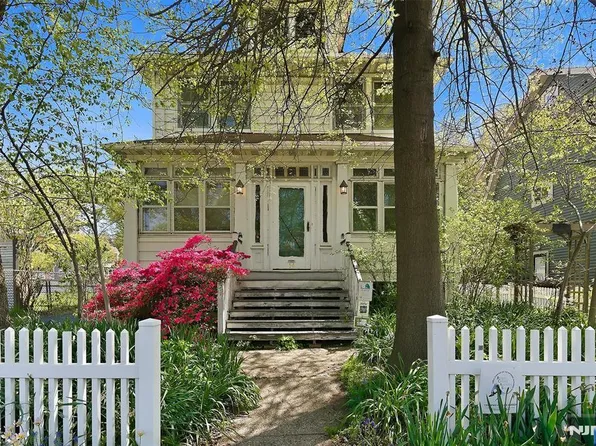 54 Rochelle Ave, Rochelle Park, NJ 07662