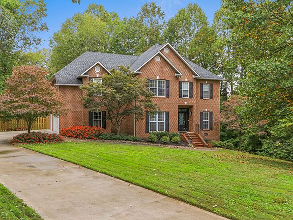 2nd image of 301 Wooded Ln