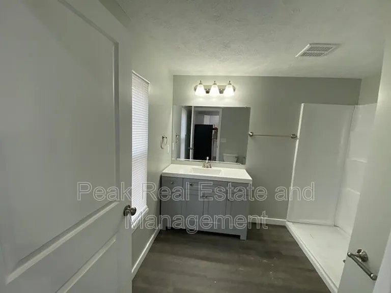1011 Logan St SE — Photo 7