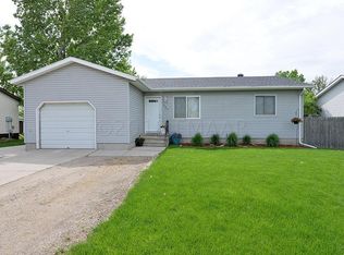 421 4th St E, Horace, ND 58047